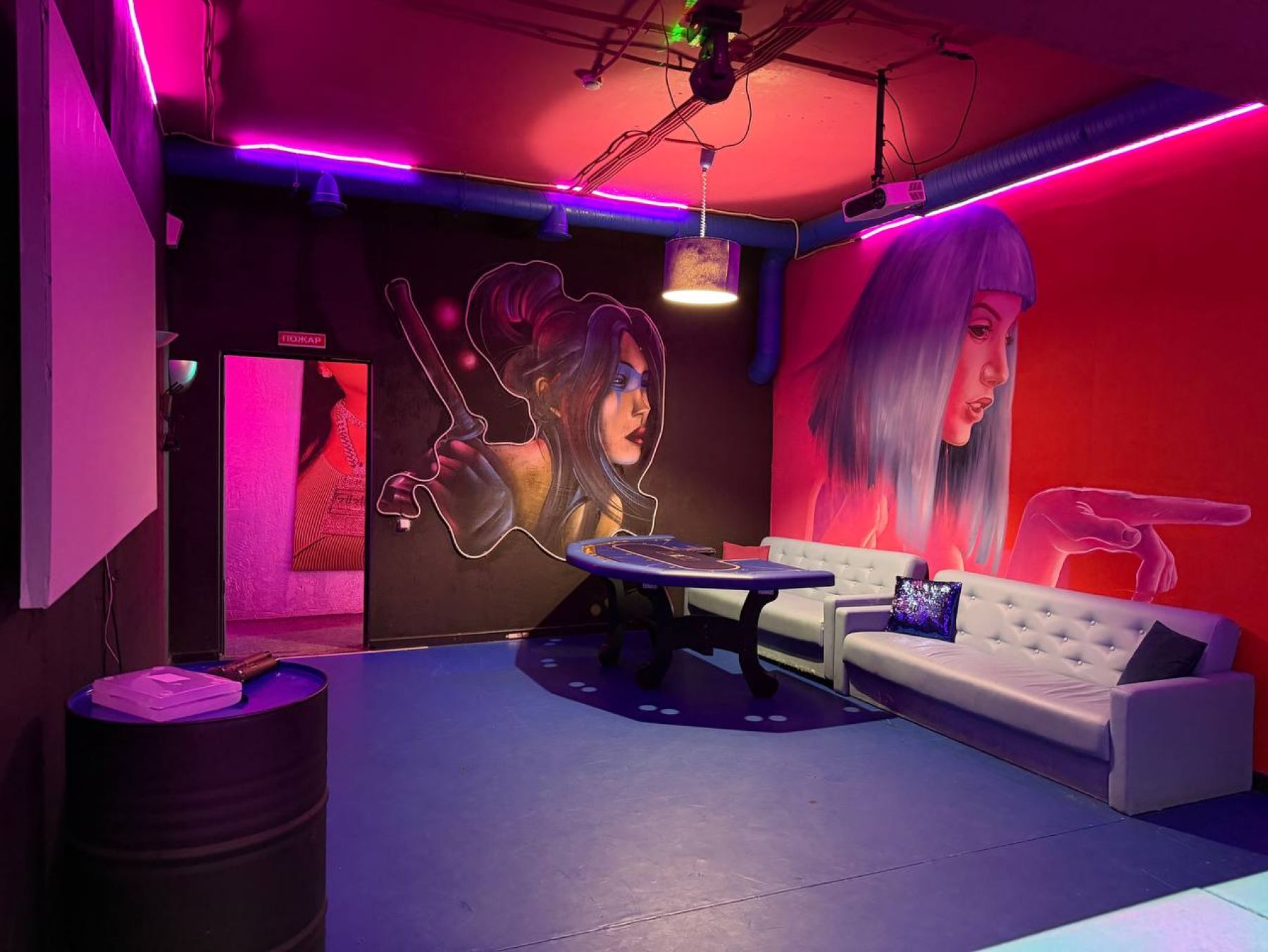 Зона отдыха в NEON LOUNGE