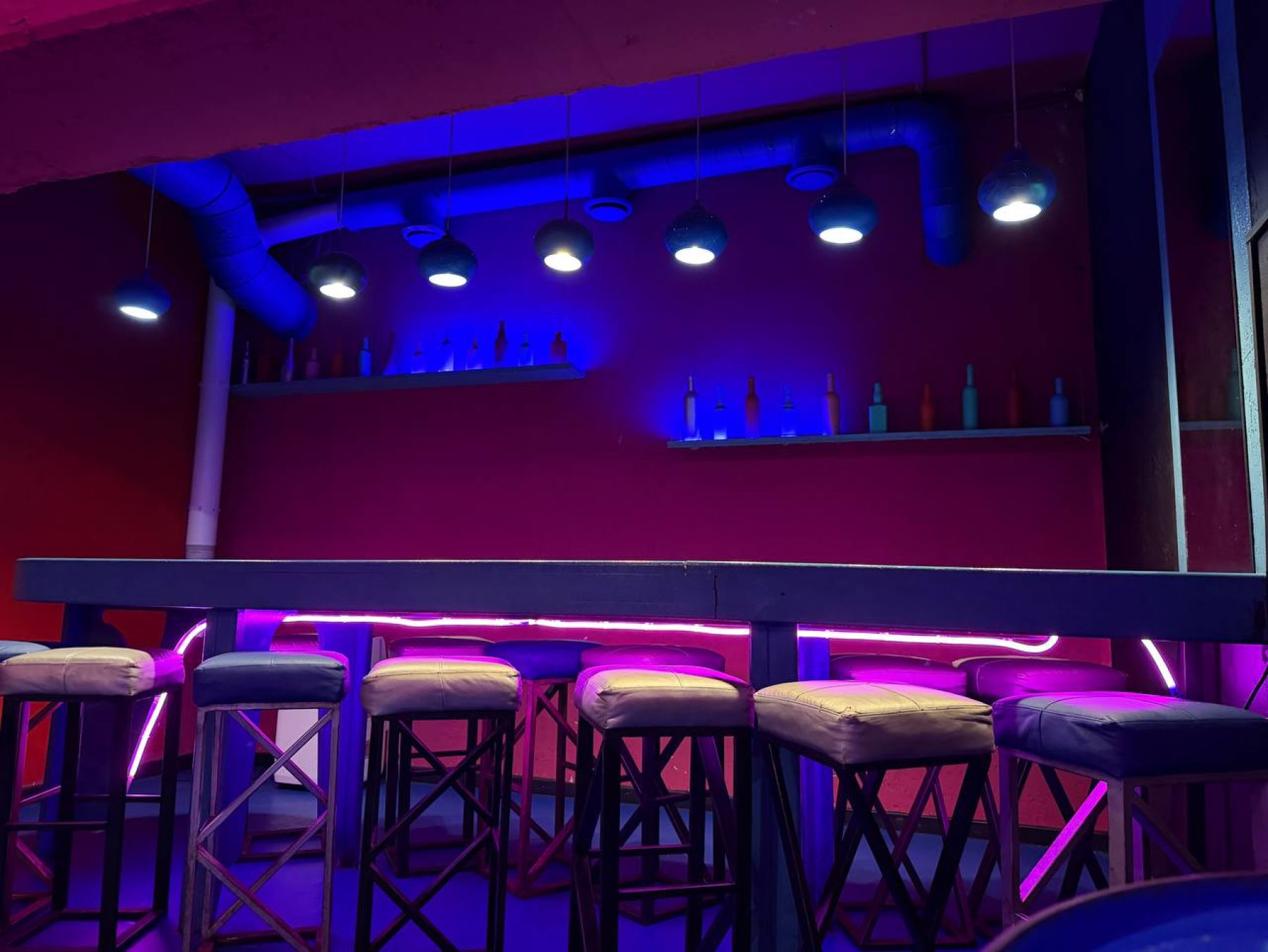 Столы и стулья в лофте NEON LOUNGE