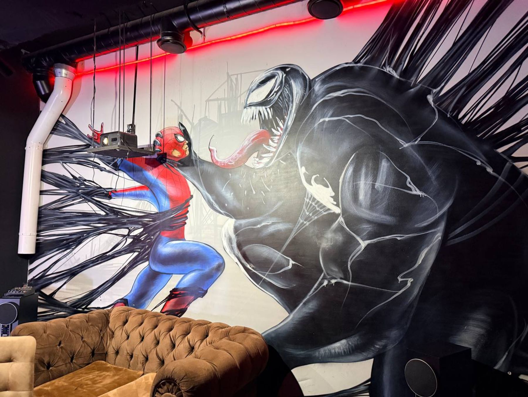 Проектор для презентаций в лофте SYMBIOTE