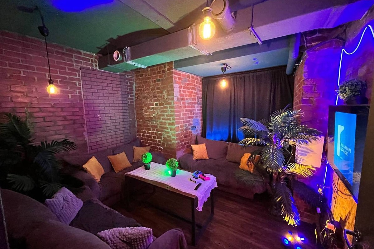 Кирпичная стена в лофте HOOKAH