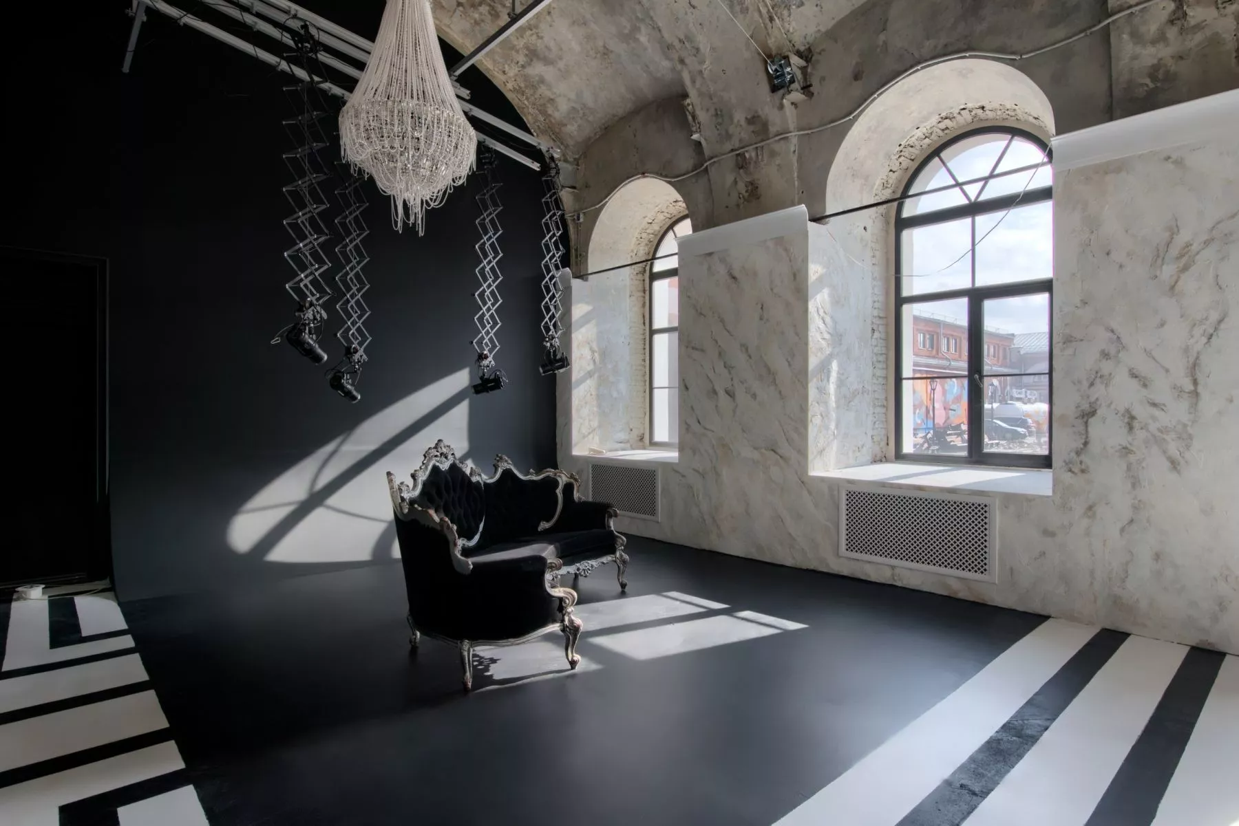 Фото площадки Элегантный черно-белый лофт с панорамными окнами в центре Санкт-Петербурга: изображение 3