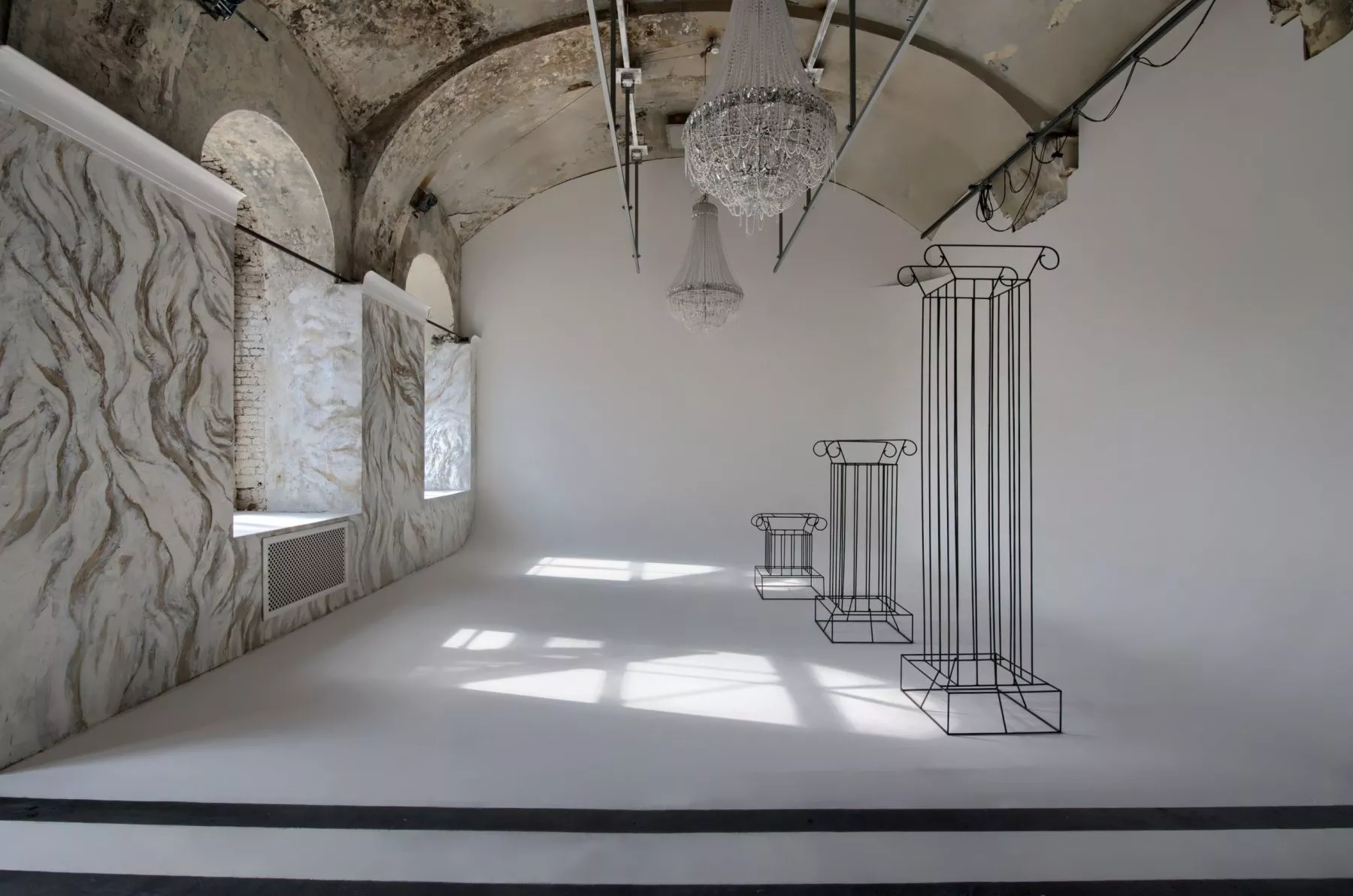 Фото площадки Элегантный черно-белый лофт с панорамными окнами в центре Санкт-Петербурга: изображение 2