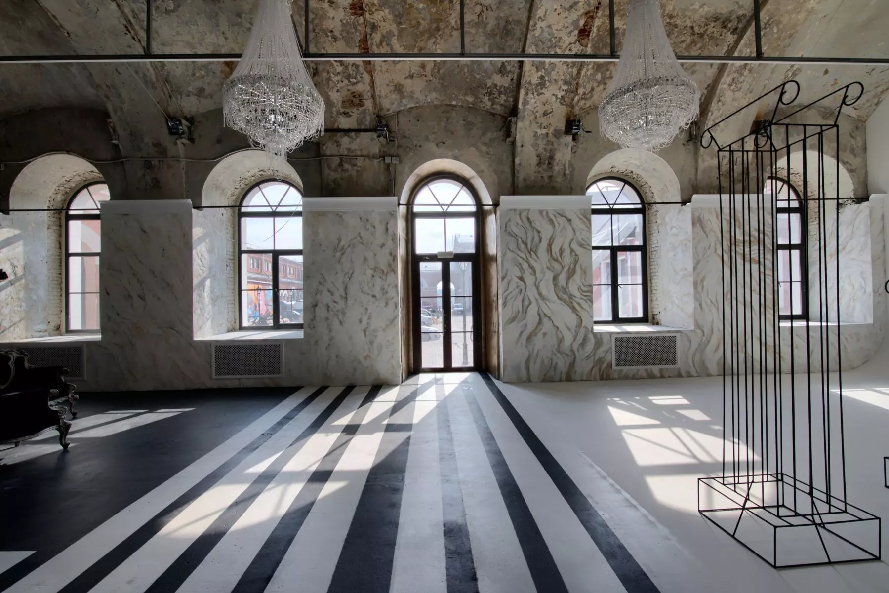 Фото площадки Элегантный черно-белый лофт с панорамными окнами в центре Санкт-Петербурга: изображение 4