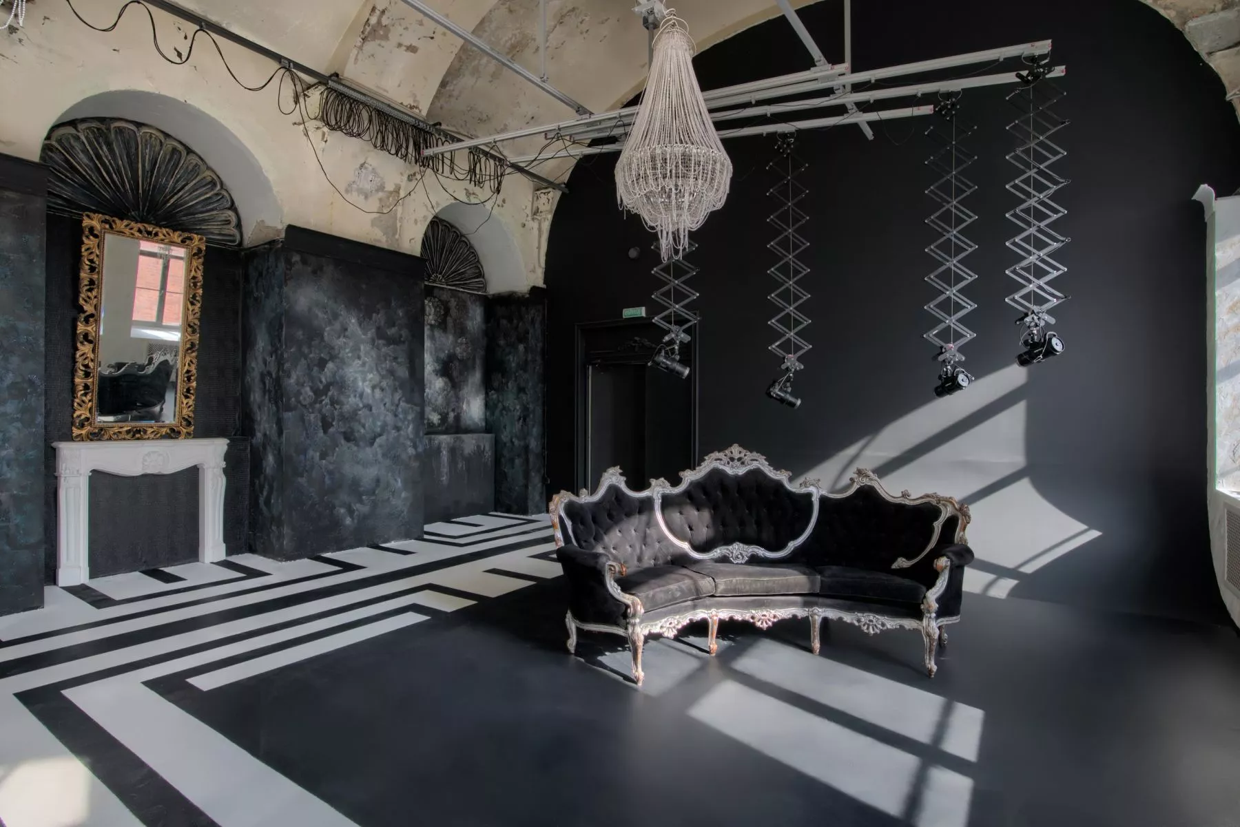 Фото площадки Элегантный черно-белый лофт с панорамными окнами в центре Санкт-Петербурга: главное