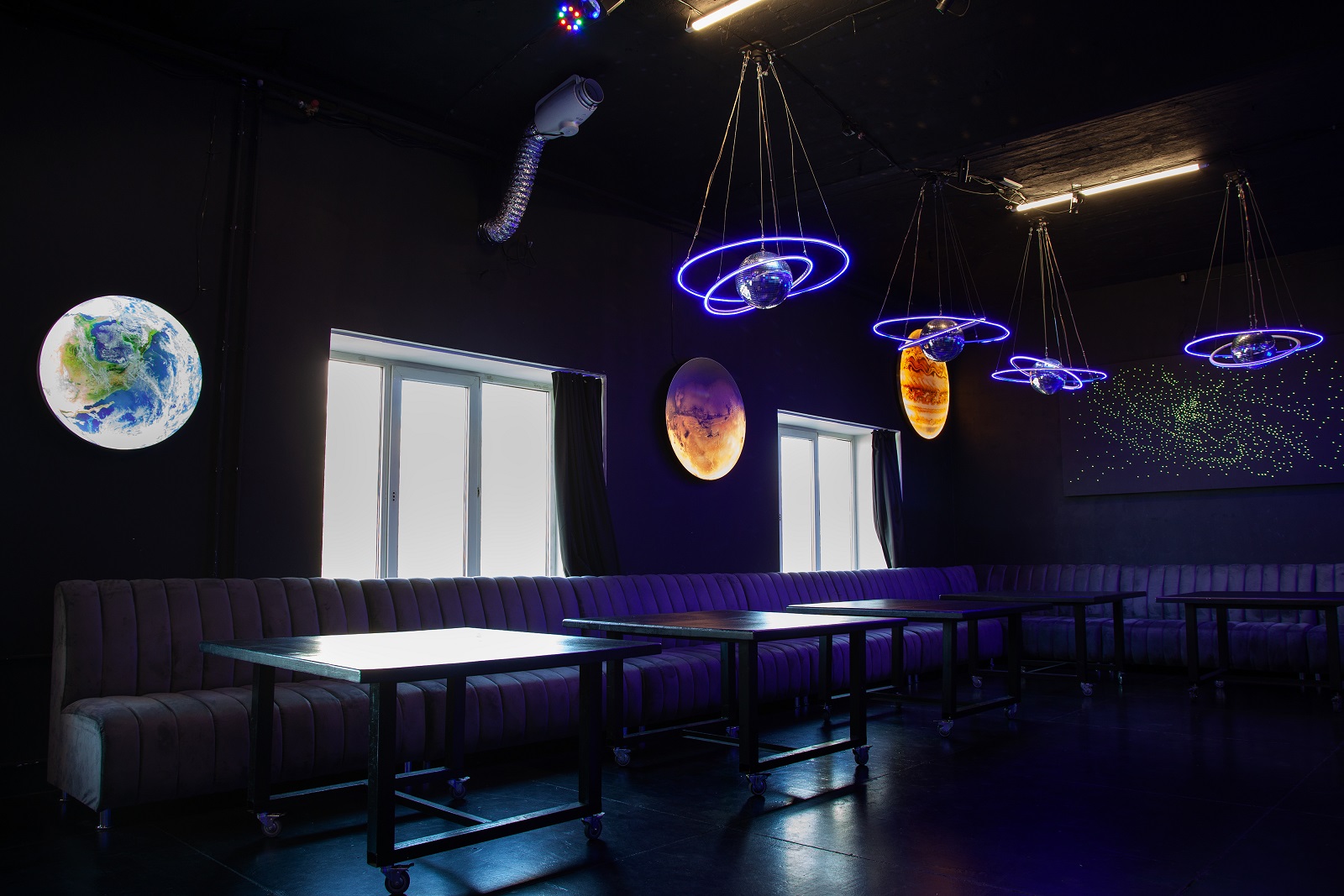 окна на площадке Космос