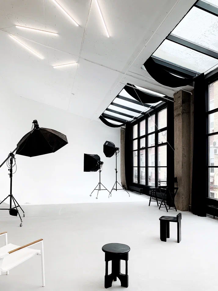 Фото площадки Просторный Зал 3 фотостудии Prostranstvo в стиле лофт с панорамными окнами