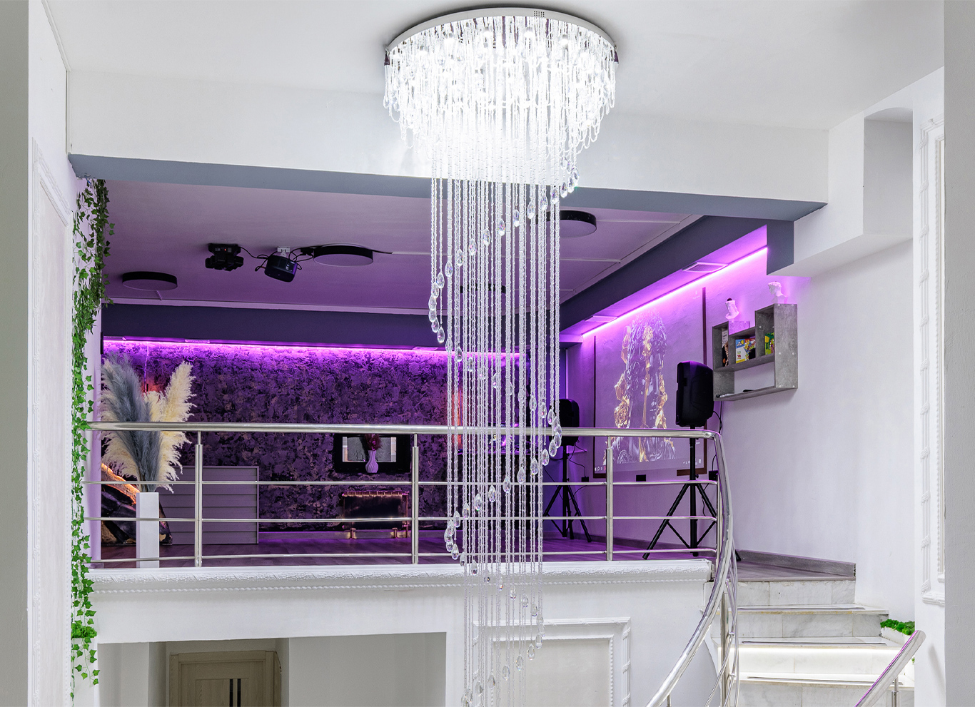Фото площадки Crystal Loft на Менделеевской с караоке и PS5: главное